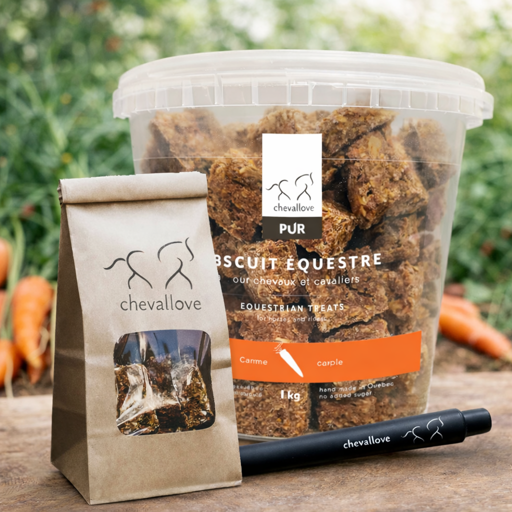 Un seau de 1kg de Biscuit équestre PUR à la carotte, avec un sachet de 100g et un stylo noir.
