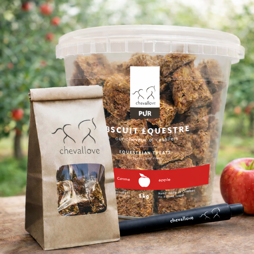 Un seau de 1kg de Biscuit équestre PUR à la pomme, avec un sachet de 100g et un stylo noir.