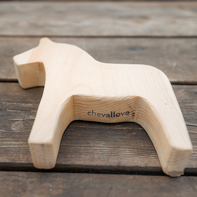 Petit cheval de bois clair, vu du dessous, signé Chevallove.